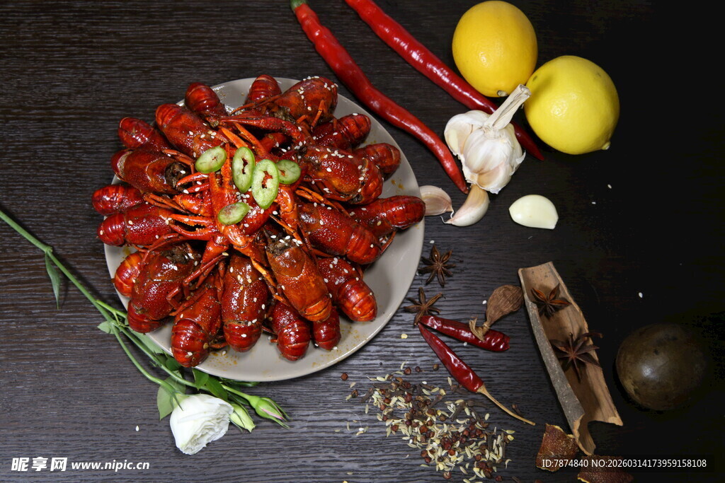 美味小龙虾及多样配料