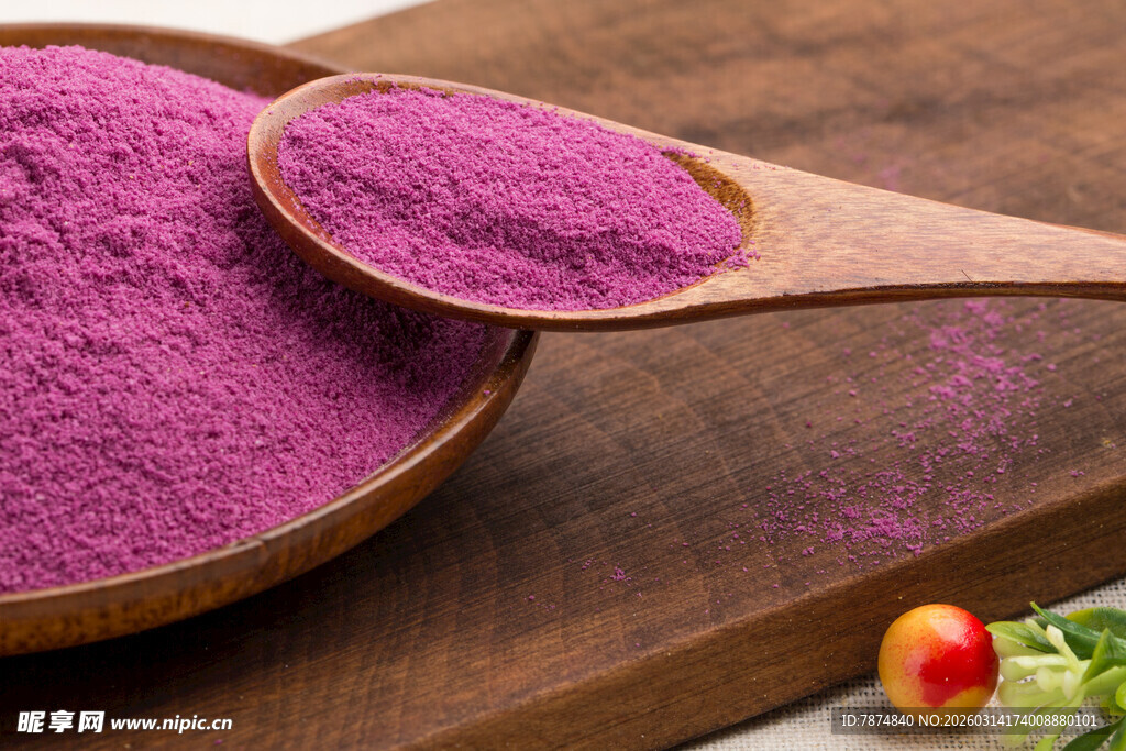 木勺中的紫薯粉特写