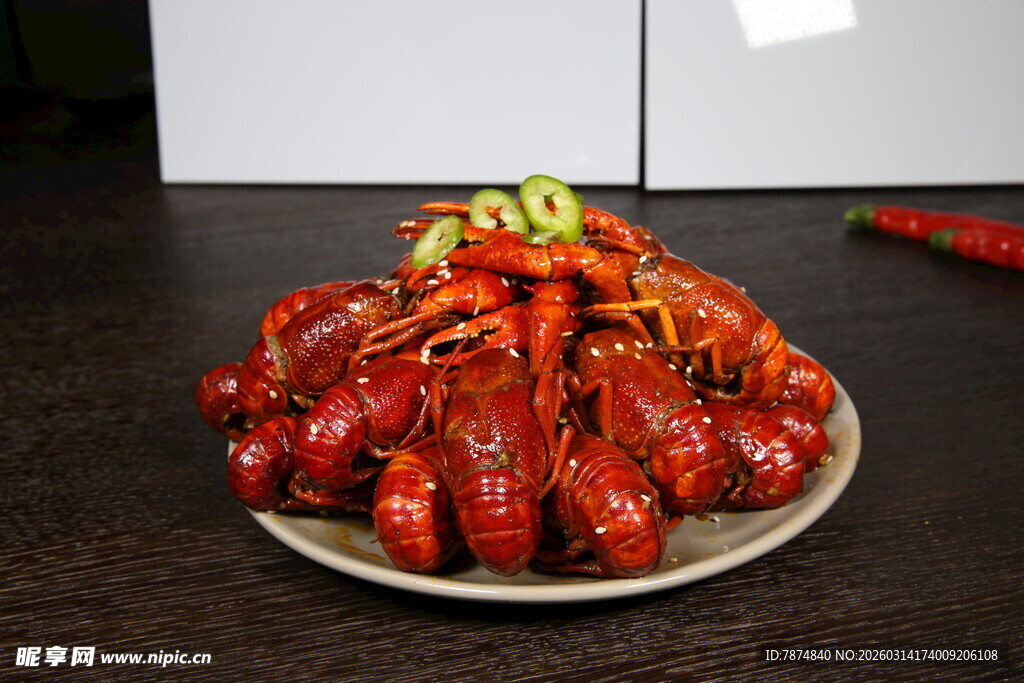 美味小龙虾摆放在盘中