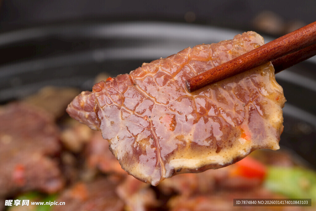 筷子夹起的美味熟牛肉
