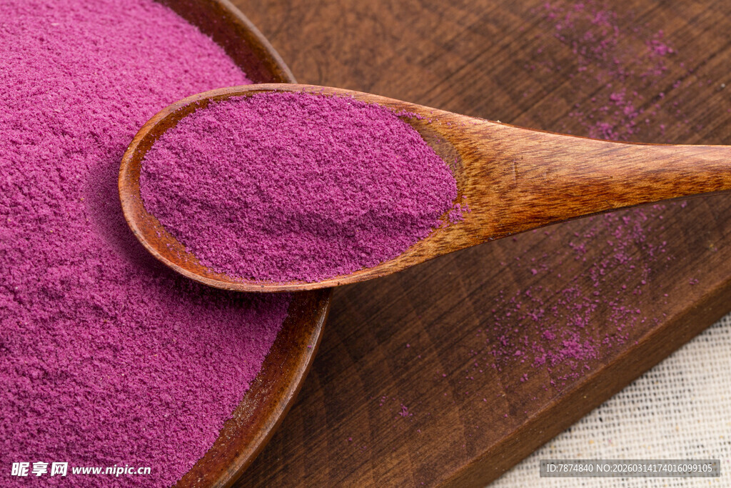 木勺盛紫薯粉特写