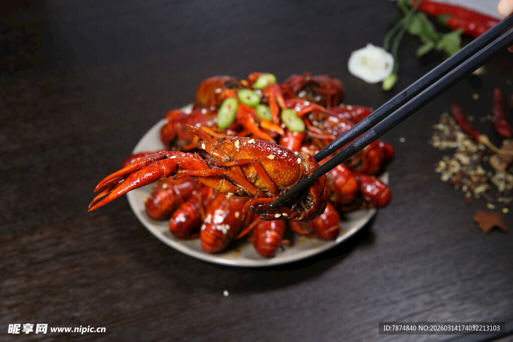 美味小龙虾诱人上桌