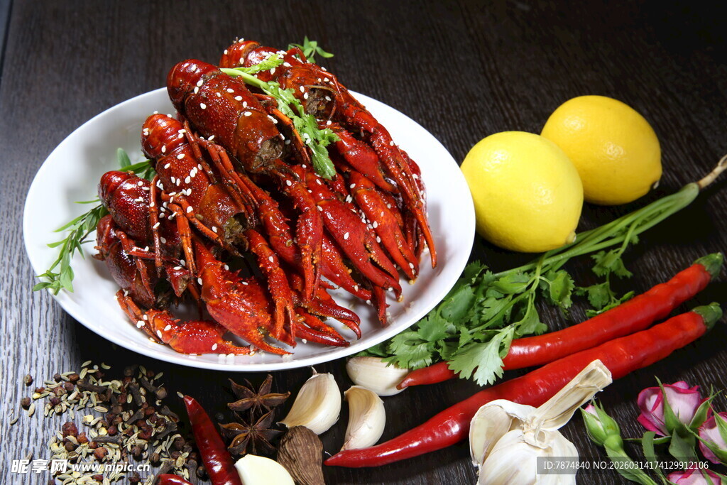 美味小龙虾搭配新鲜食材