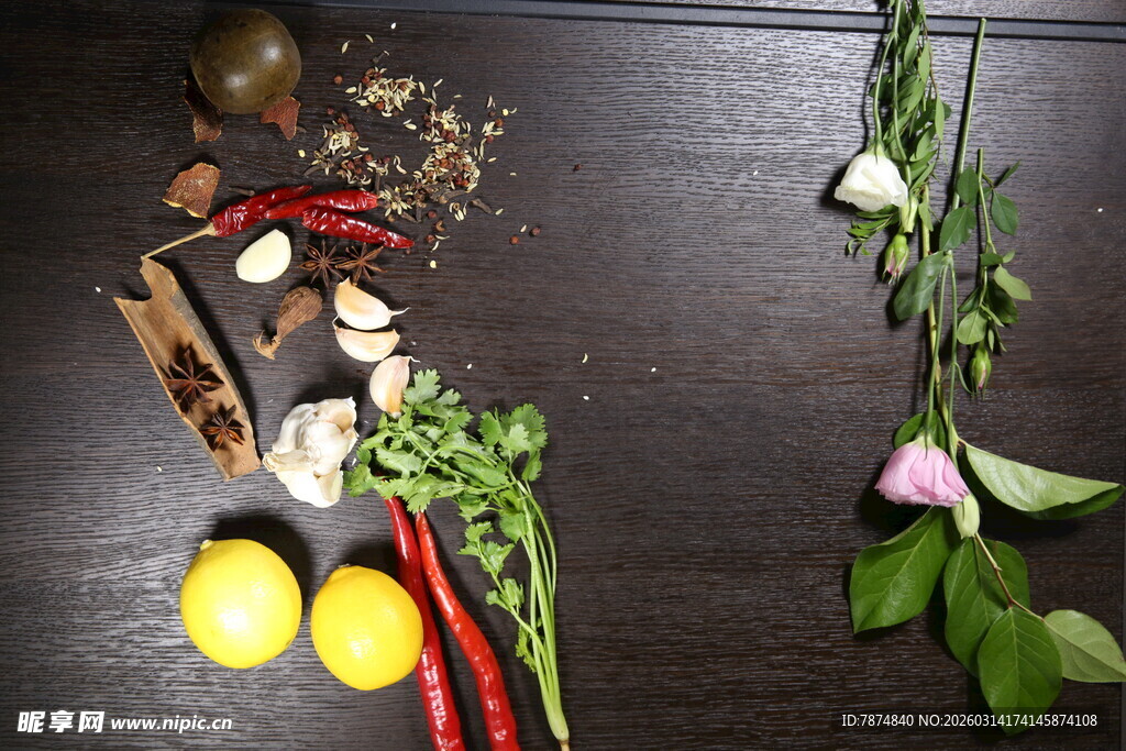 新鲜食材与花卉的组合