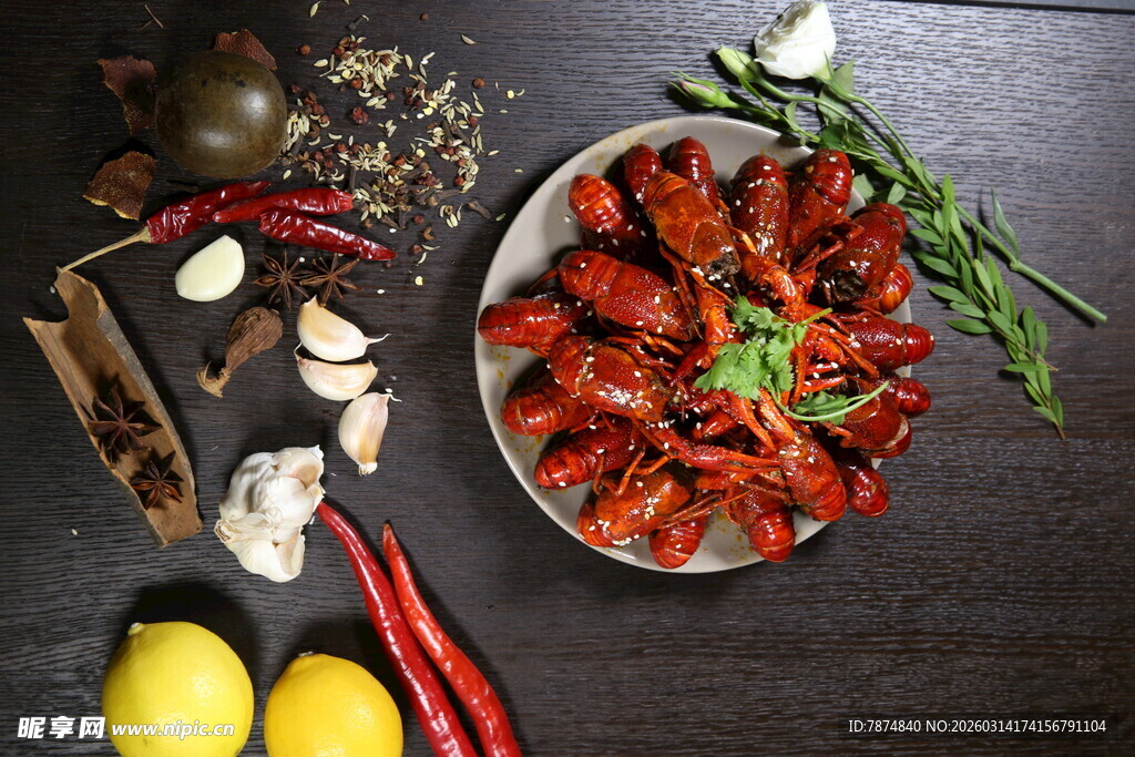 美味小龙虾与多样配料