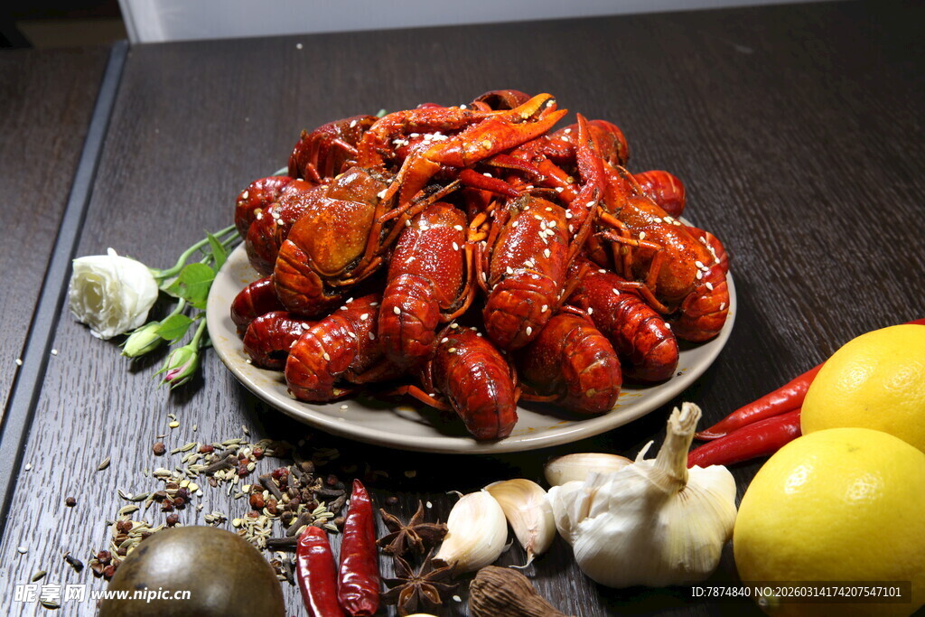 美味小龙虾摆盘诱人