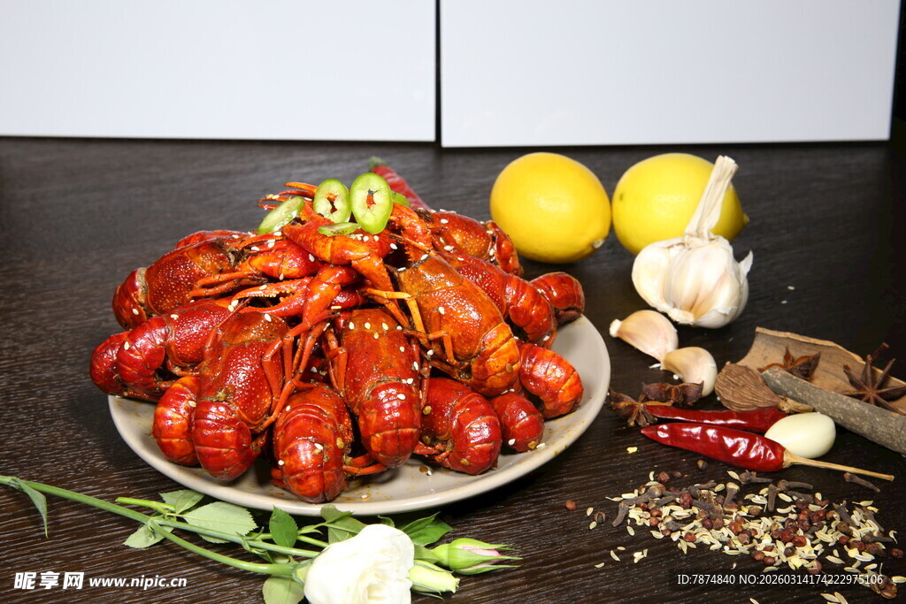 美味小龙虾与多样配料
