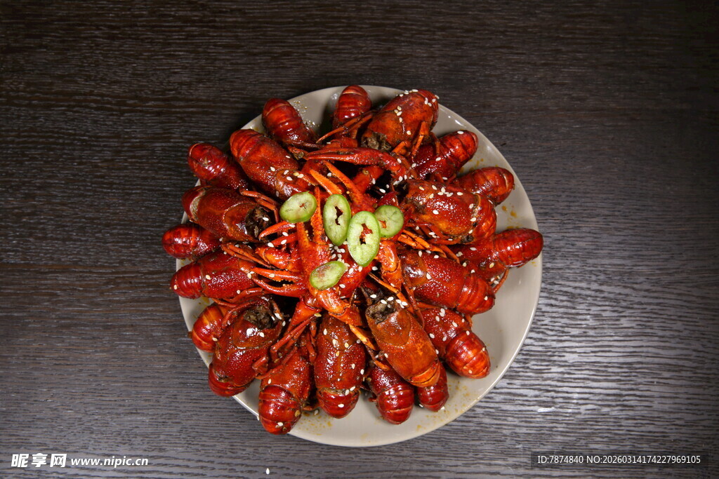 美味小龙虾摆放在盘中