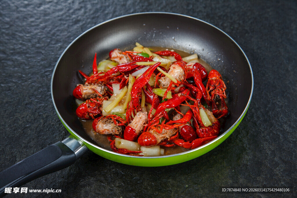 锅中烹制的美味小龙虾