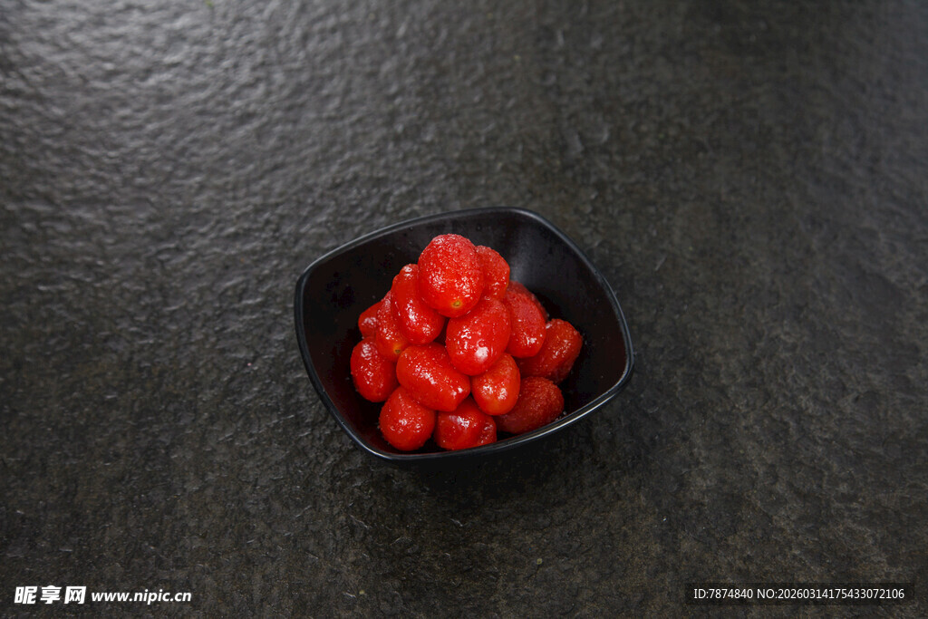 黑碗中的鲜红小番茄