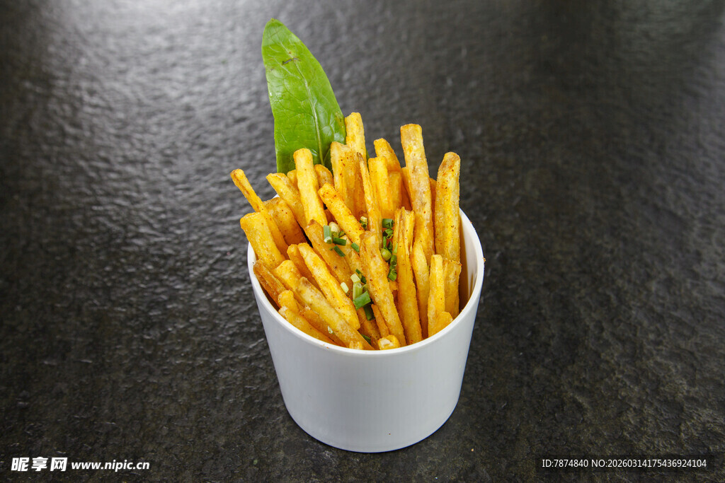 白色小杯装美味炸薯条