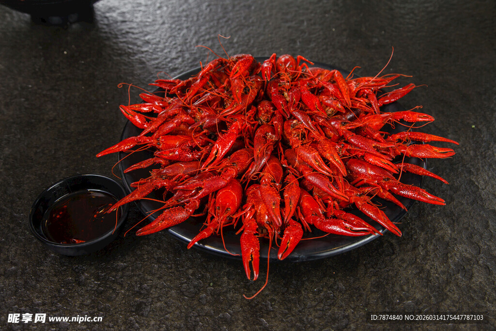 一盘诱人的新鲜小龙虾