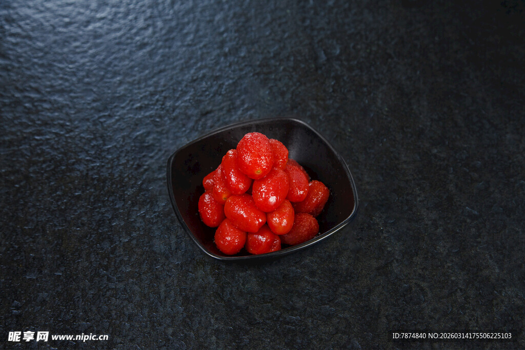 黑盘中的鲜红小番茄
