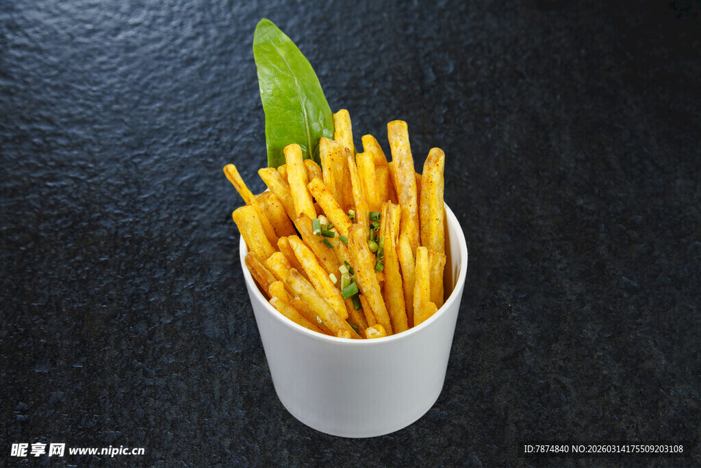 白色杯装美味芝士薯条