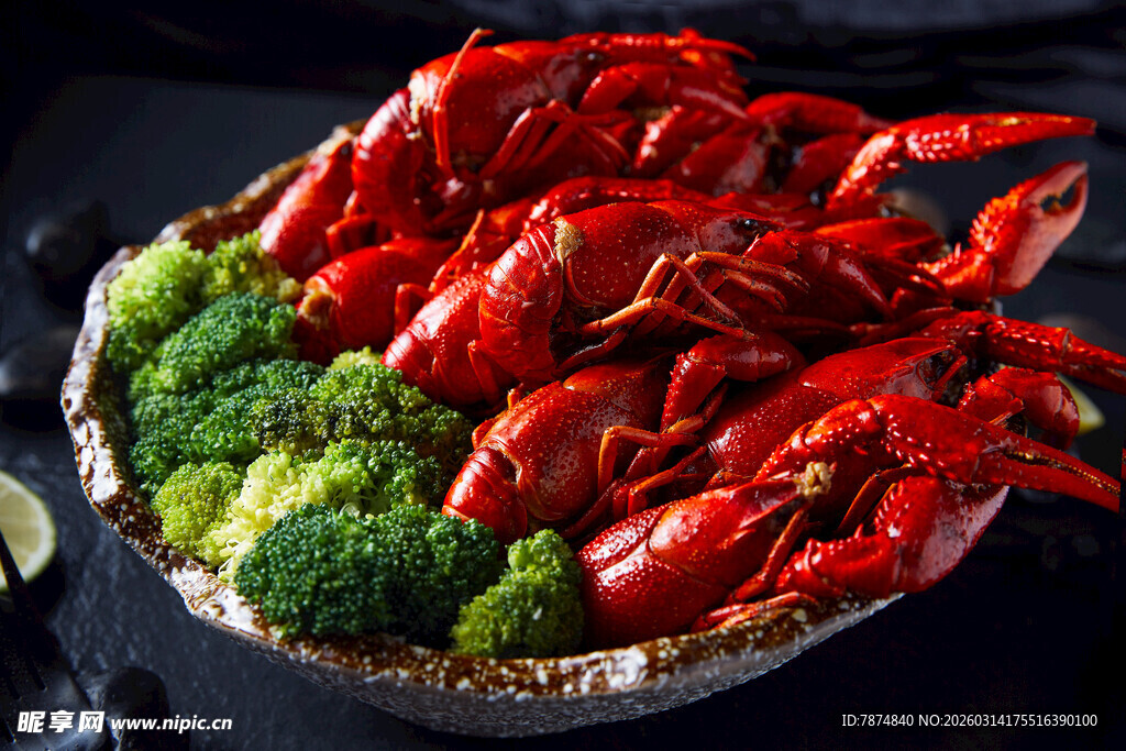 美味小龙虾配翠绿西兰花