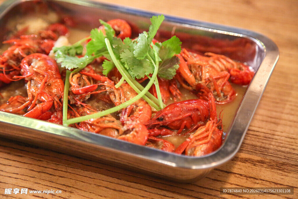 美味盒装小龙虾配香菜