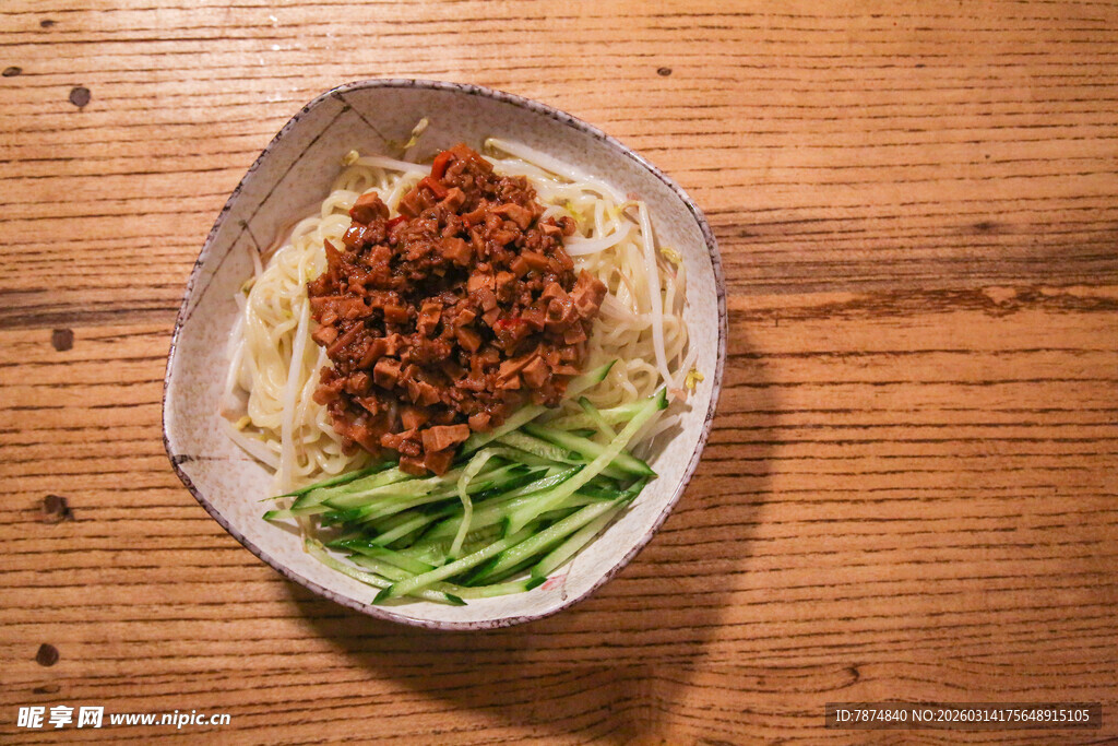 肉酱拌面 清新蔬菜搭配