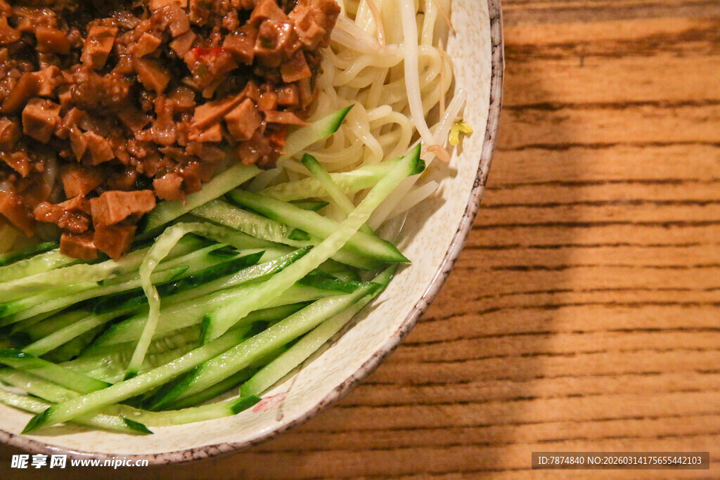 肉酱拌面配翠绿黄瓜丝