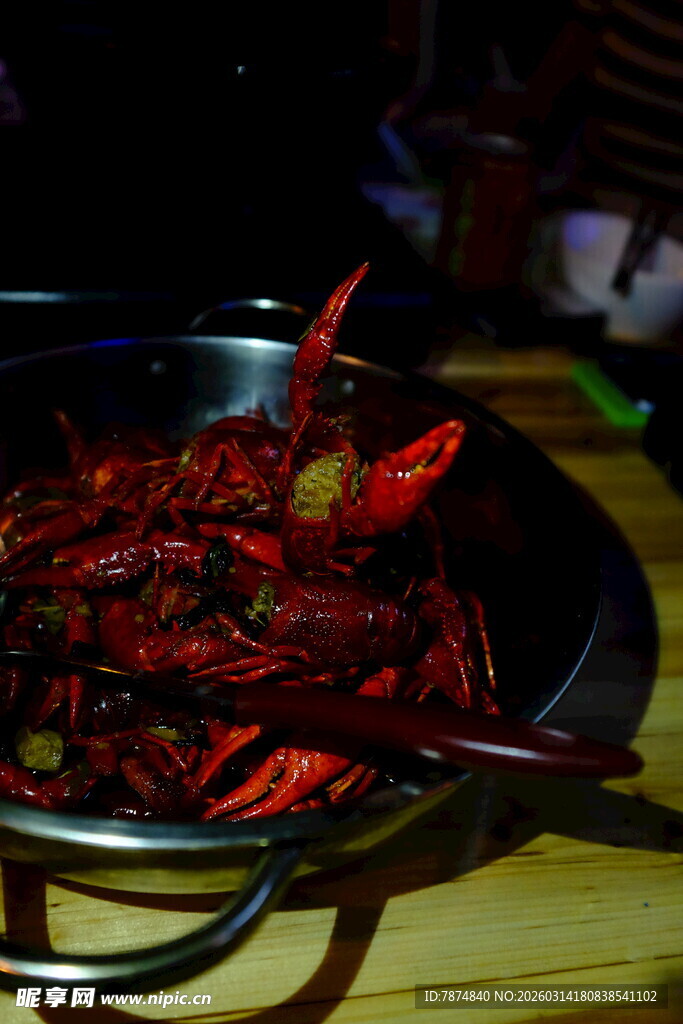 美味小龙虾摆放在盘中