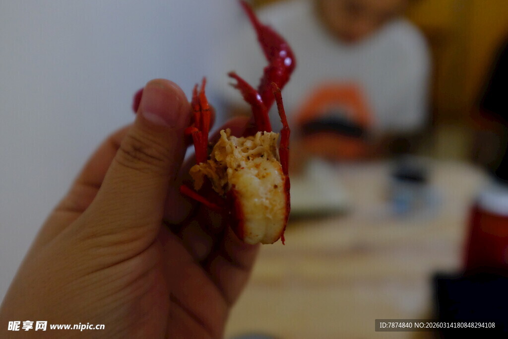 手捧美味小龙虾