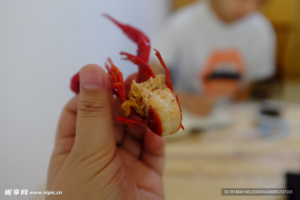 手握着的美味小龙虾