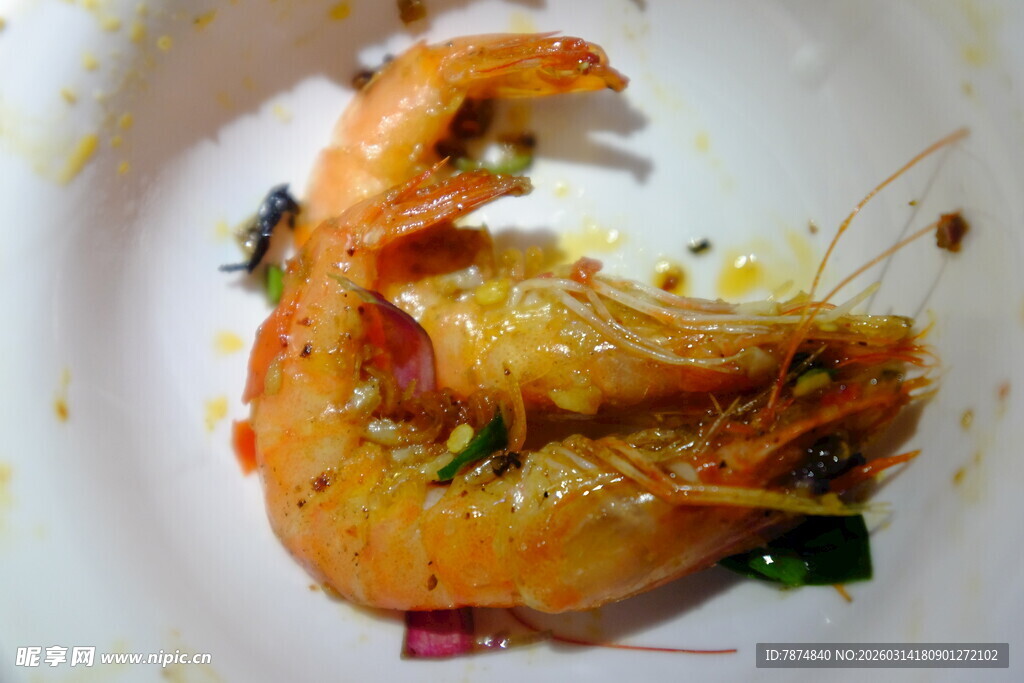 美味大虾摆于盘中