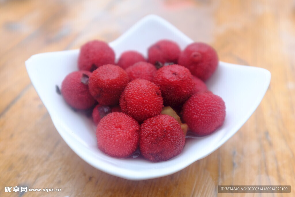 白盘里的新鲜红杨梅