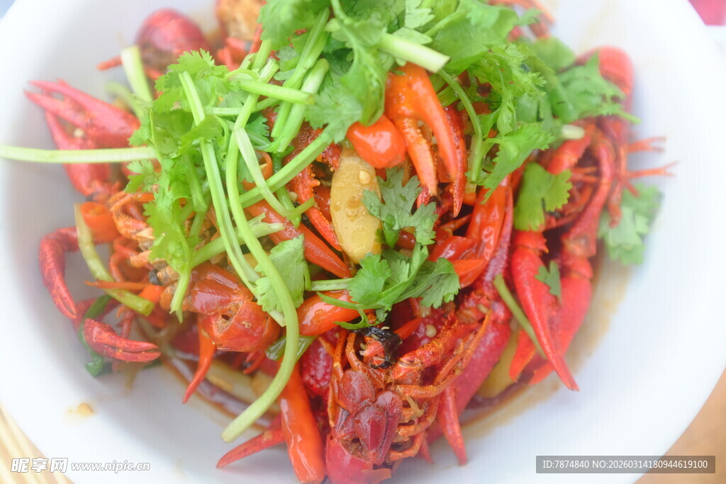 美味小龙虾配翠绿香菜