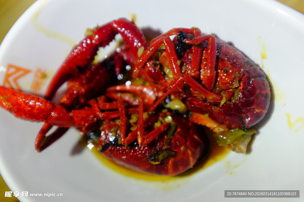 美味小龙虾摆于白盘