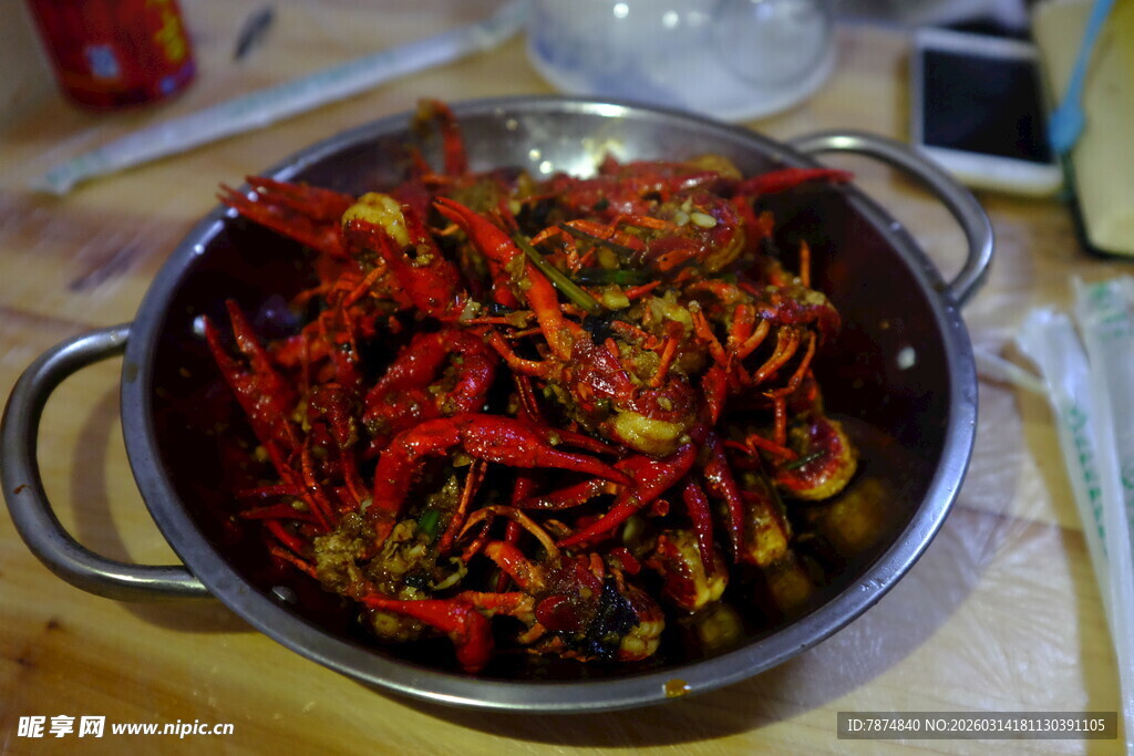 美味香辣小龙虾一锅端