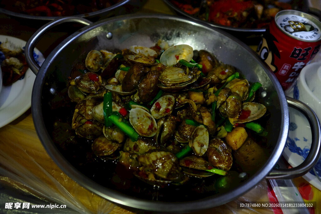 美味干锅菜肴诱人上桌