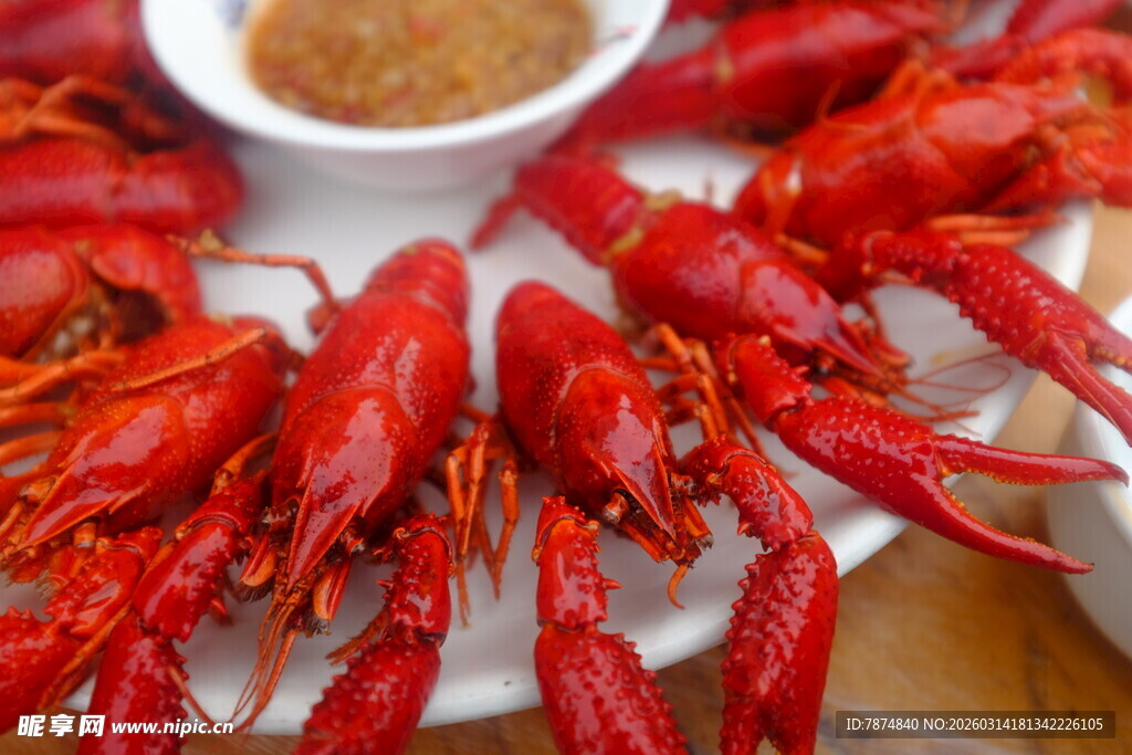 美味小龙虾配特色蘸料
