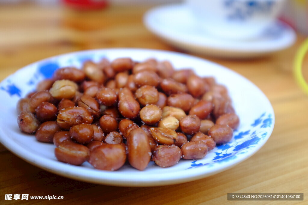 蓝白瓷盘装的美味花生米