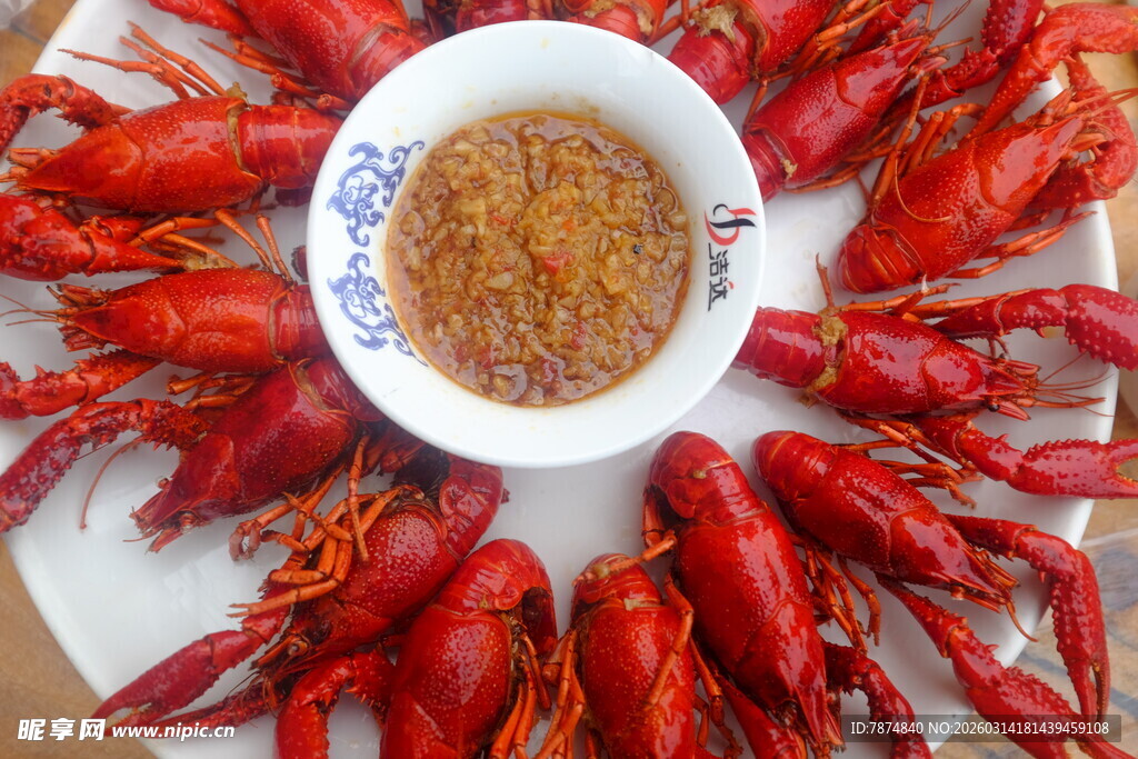 一盘美味小龙虾配蘸料