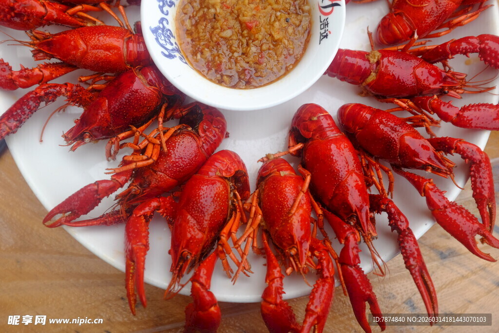 美味小龙虾配特色蘸料