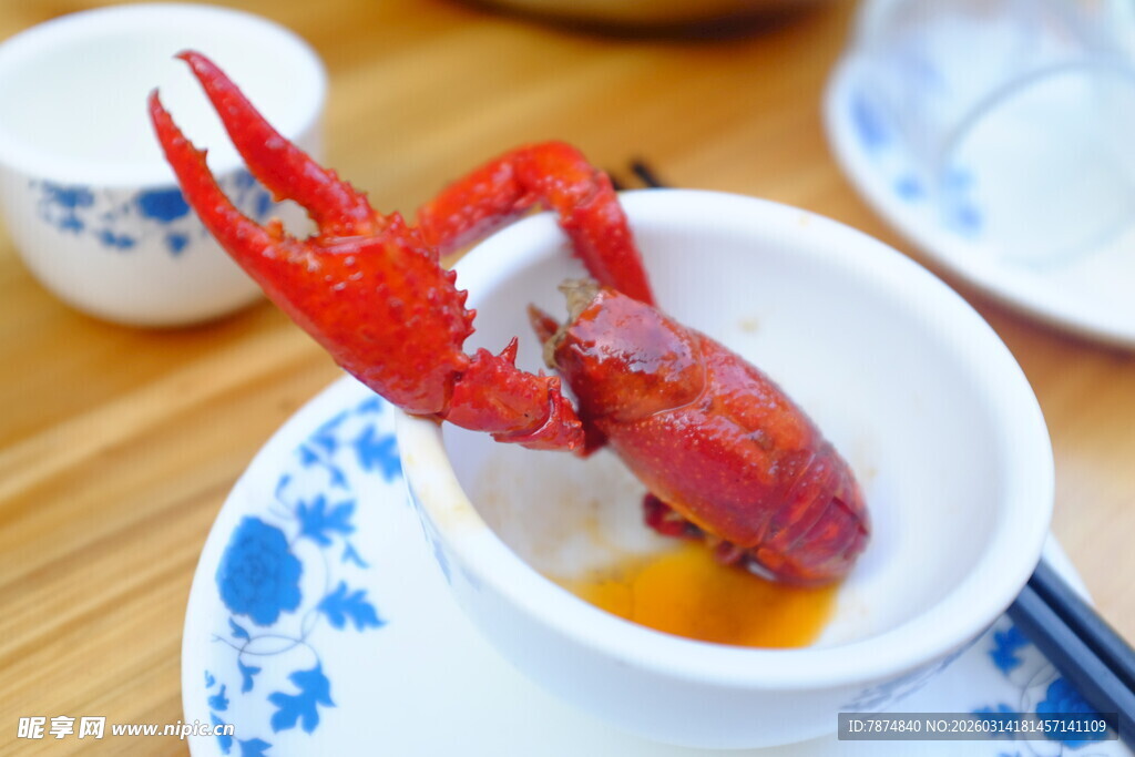 碗中鲜活小龙虾