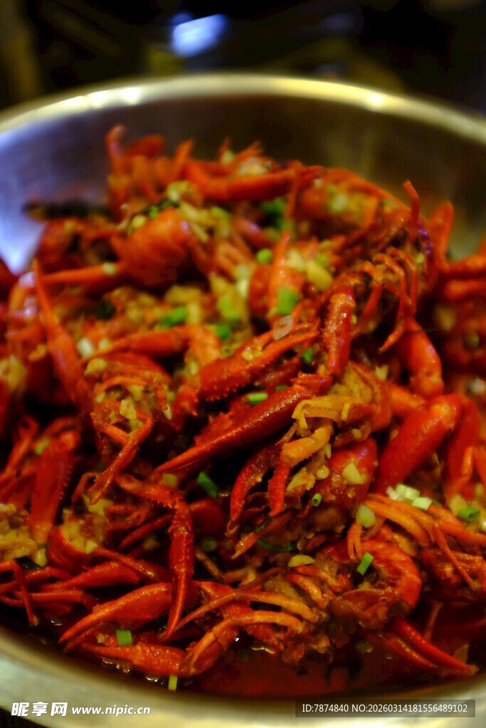 美味小龙虾摆满盆