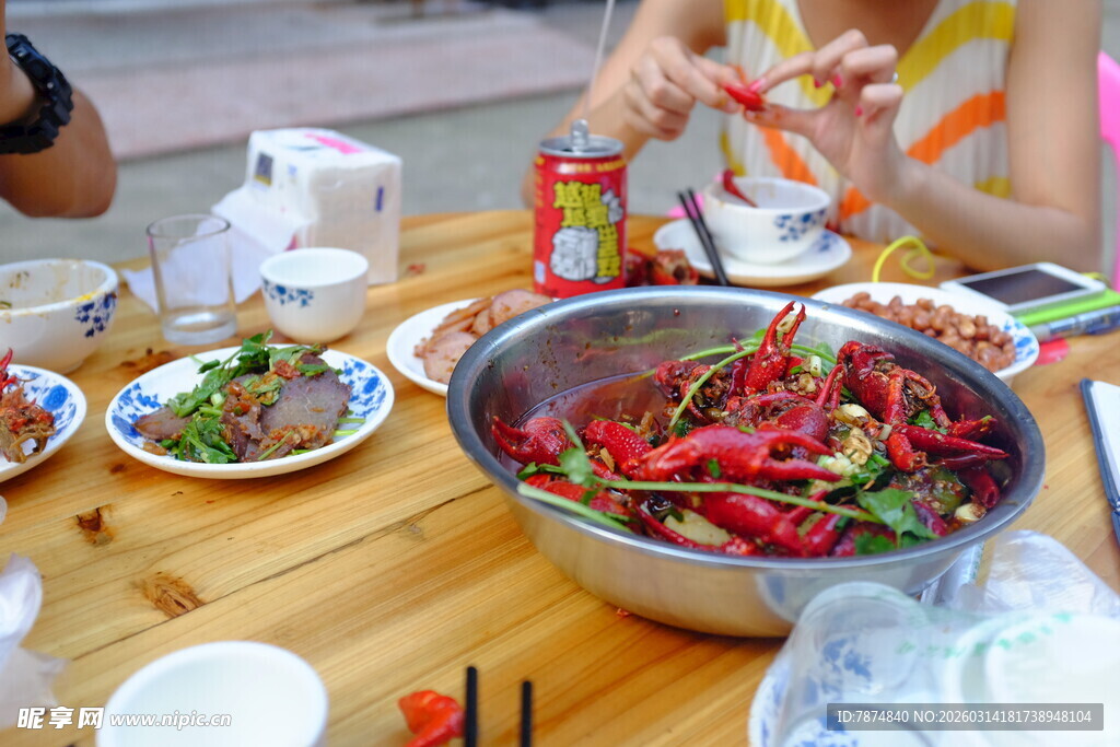夏日户外龙虾美食聚会