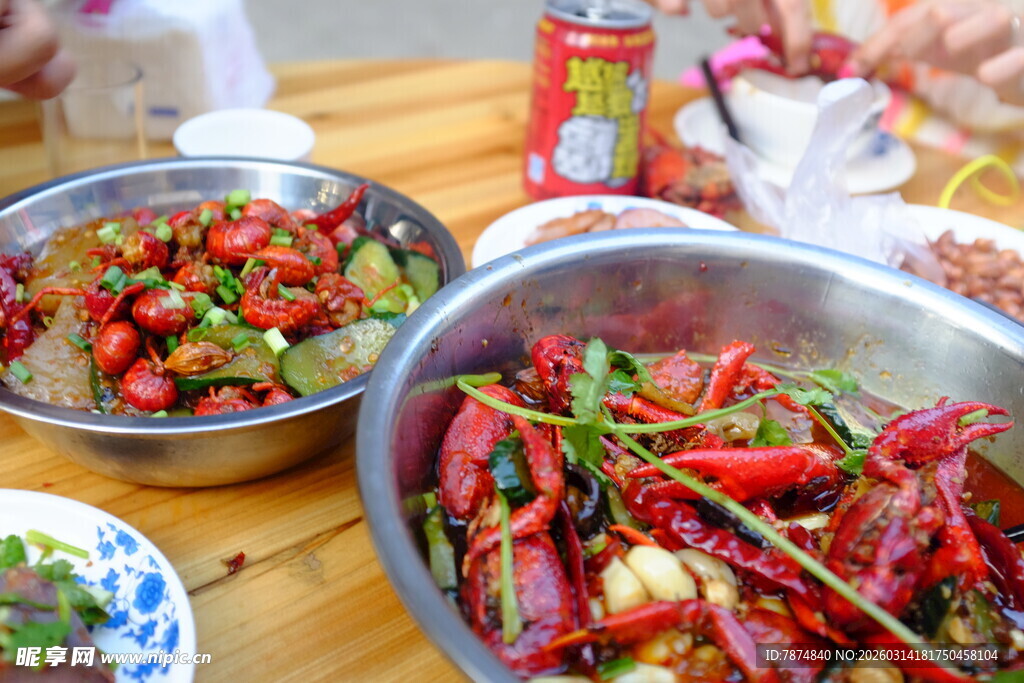 美味小龙虾与特色菜肴