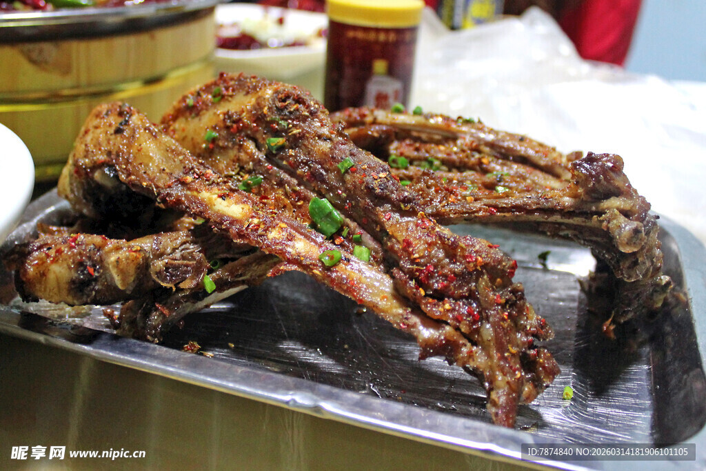 美味烤羊排诱人上桌