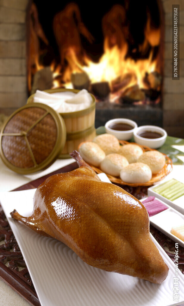 壁炉旁的烤鸡与美味食物