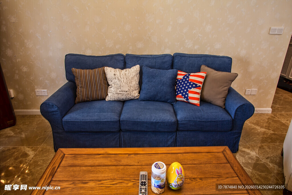 蓝色沙发搭配温馨室内场景