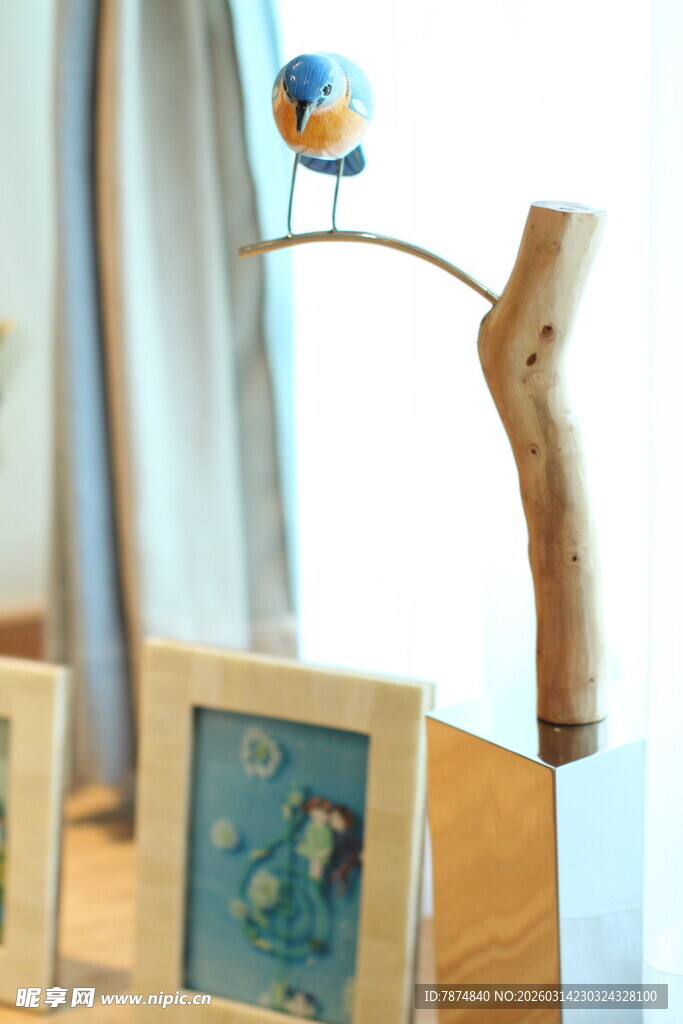 简约风摆件与相框装饰