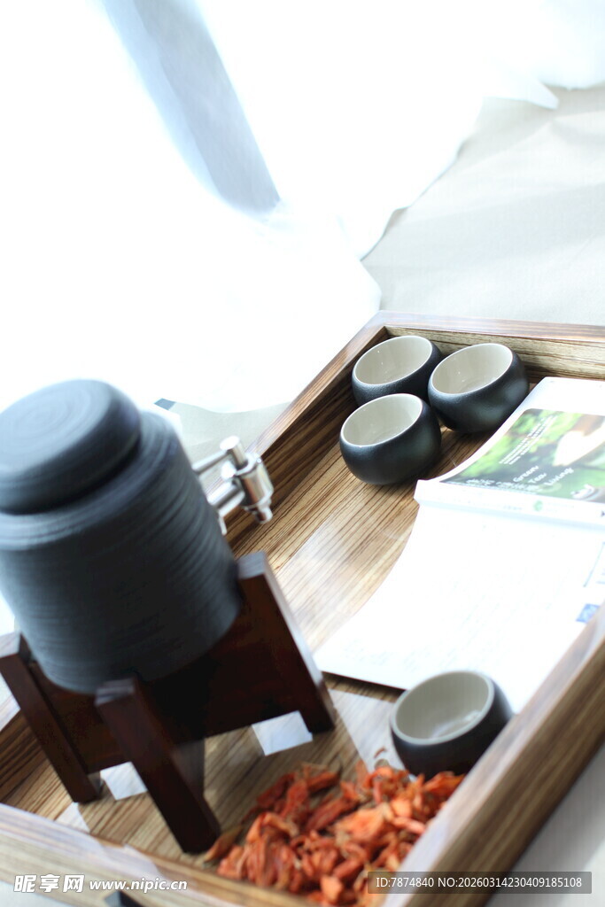 木质托盘上的多样物品