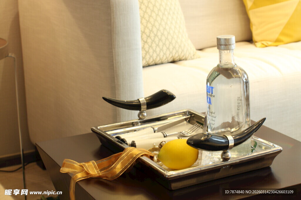 托盘上的酒与水果