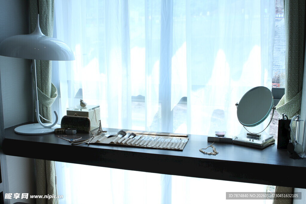窗边精致的化妆台布置