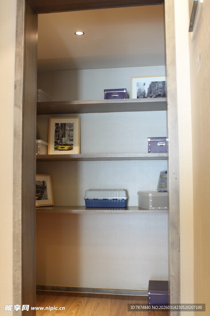 简约室内置物架展示空间