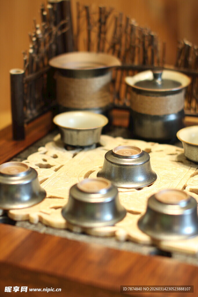 中式茶具摆放在木质台上