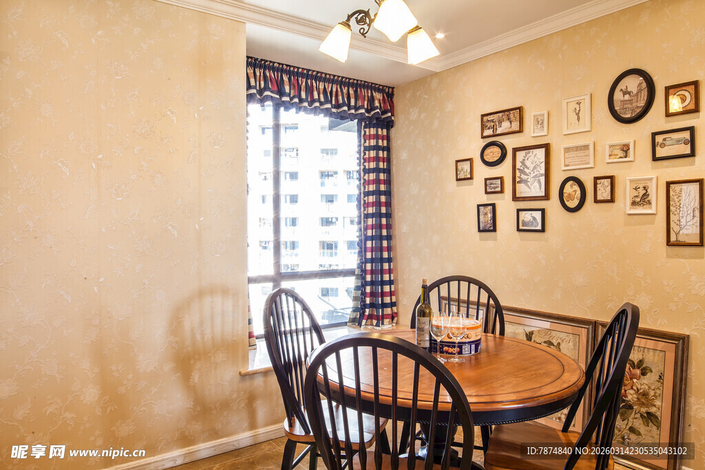 温馨餐厅一角 挂画添氛围