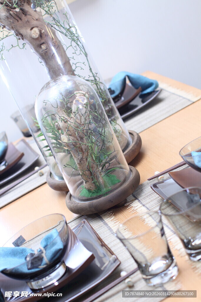 精致餐桌布置与玻璃摆件